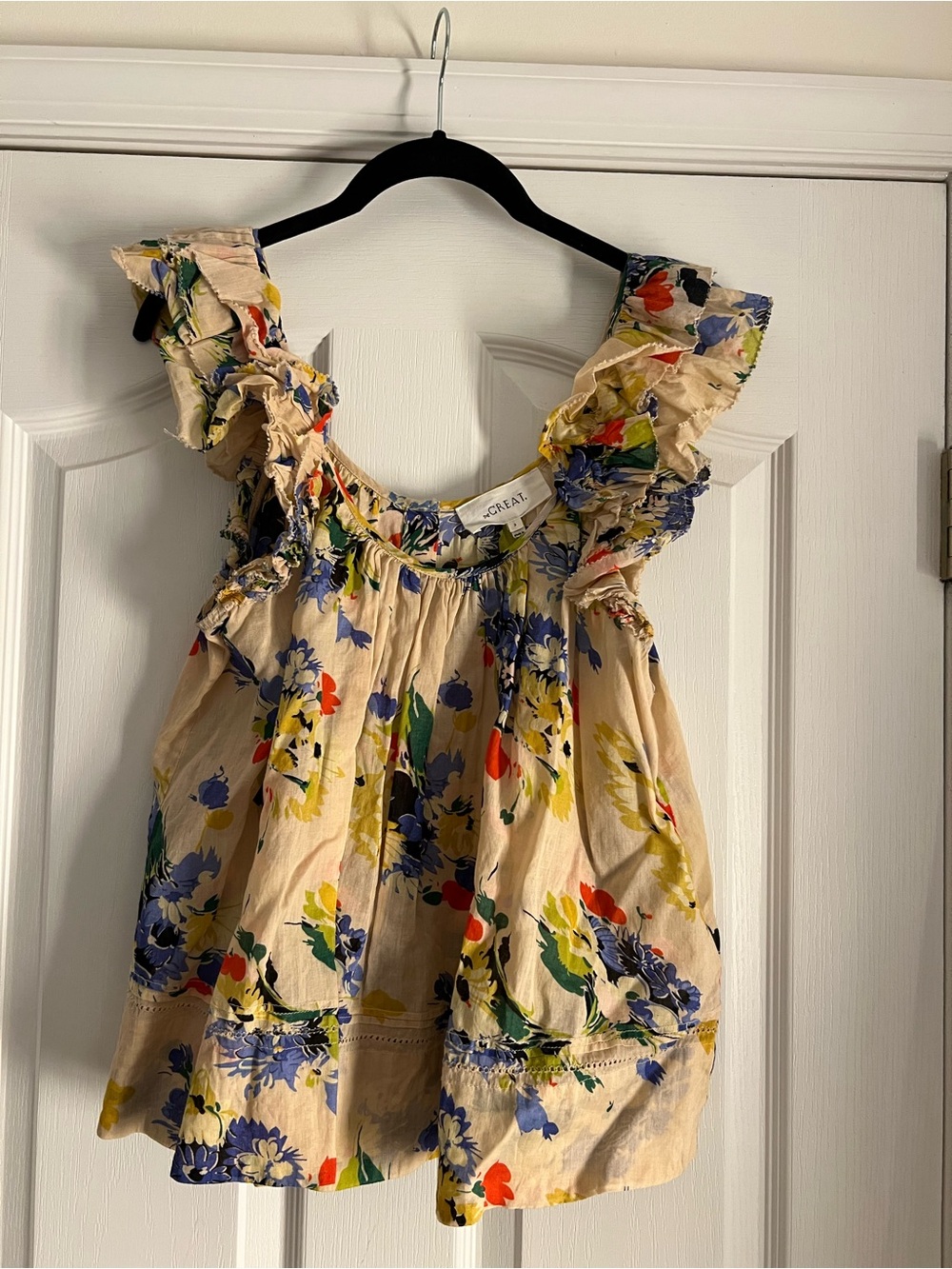 THE GREAT. Cream Floral Ruffle-Shoulder Blouse with Multicolor Blooms